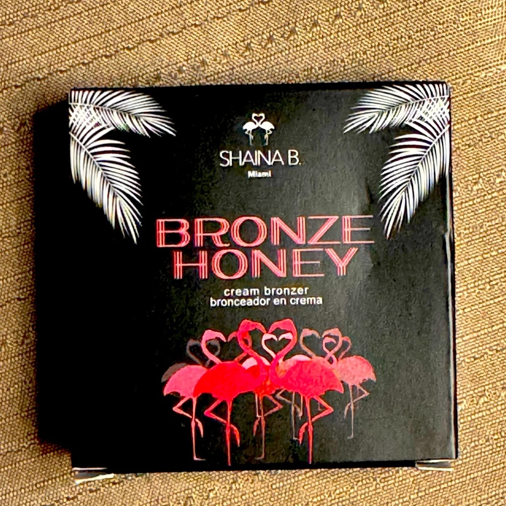 Shaina B 
CREAM BRONZER IN BRONZE HONEY